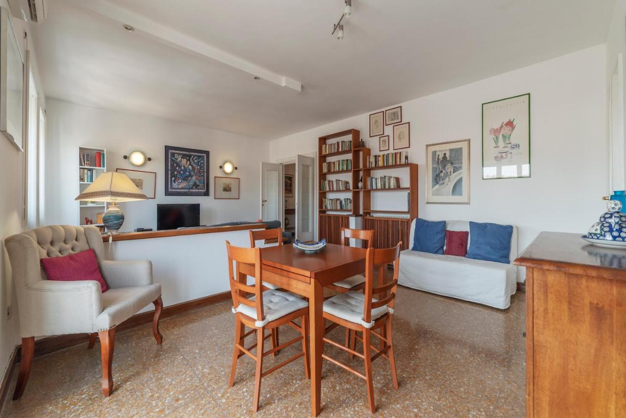 Roomy And Bright Apartment With Terrace Rom Eksteriør billede