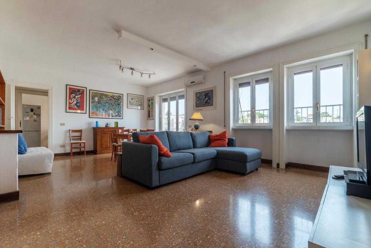 Roomy And Bright Apartment With Terrace Rom Eksteriør billede